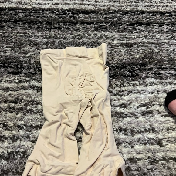 Skims SCULPTING SHORT ABOVE THE KNEE Shapewear - Picture 7 of 8